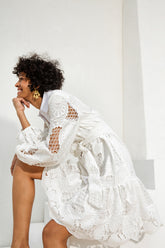 une femme dans une robe blanche assise, vêtements en dentelle blanche, robe blanche complexe